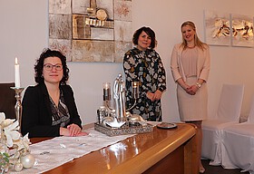 Die drei Standesbeamtinnen Janine Nietzold, Nicole Müller und Sonja Lauer (von links) sorgen dafür, dass die Trauung zu einem sehr persönlichen Erlebnis wird.