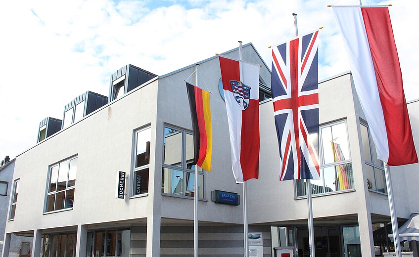 Beflaggung des Rathauses mit den Flaggen der Länder der Partnerstädte